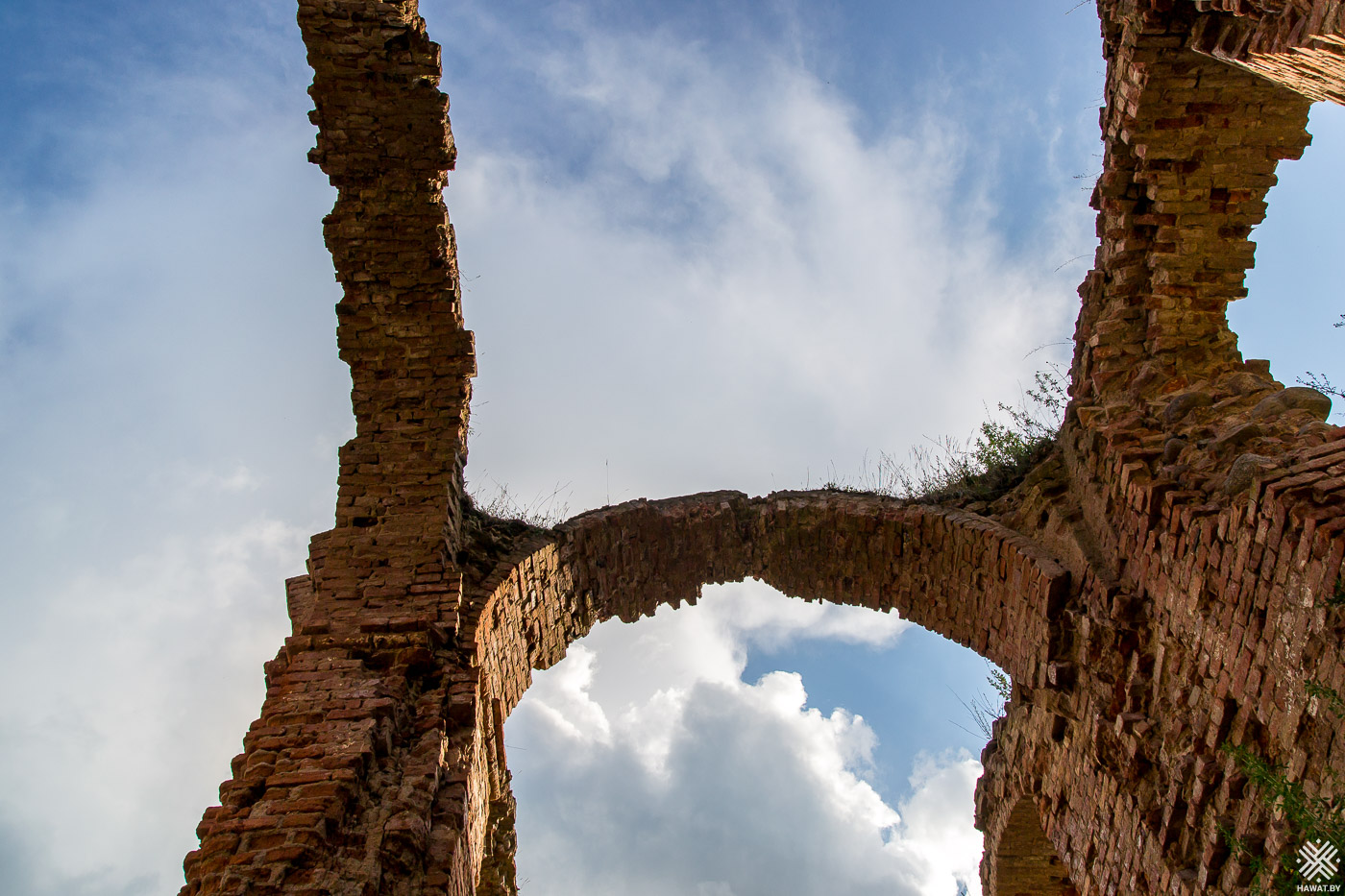 Кирпичные арки Гольшанского замка