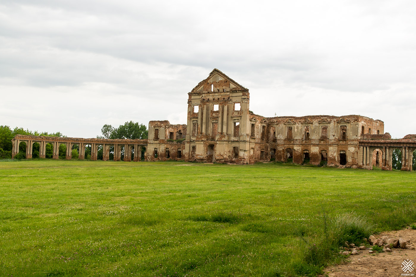 Руины дворца в Ружанах