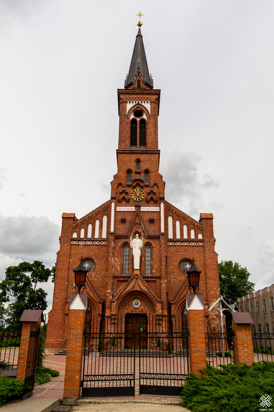 Фасад и колокольня костёла Святого Антония Падуанского