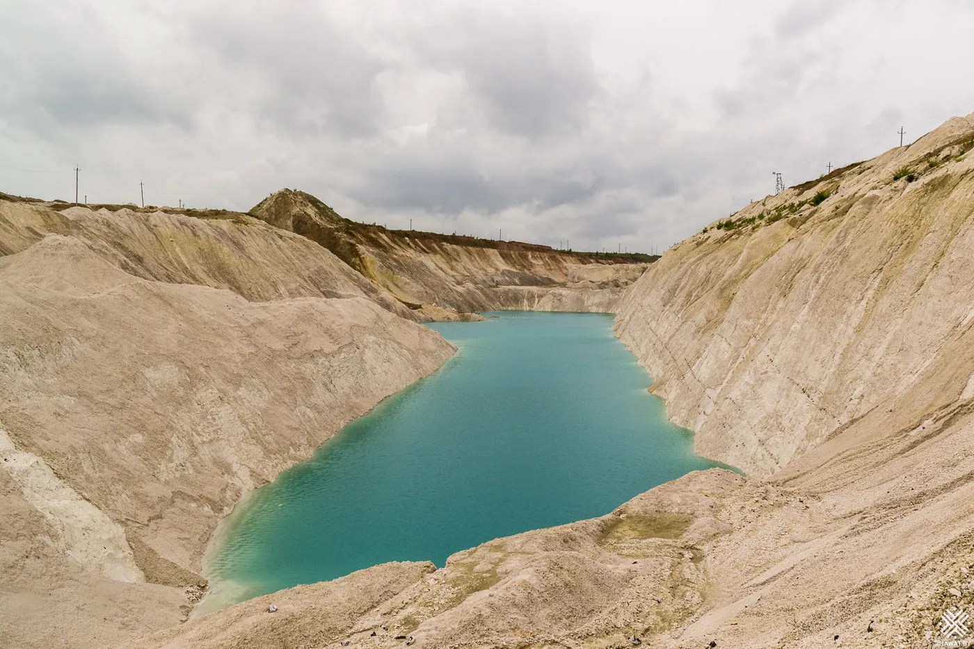 Бирюзовая вода у подножия белых склонов карьера