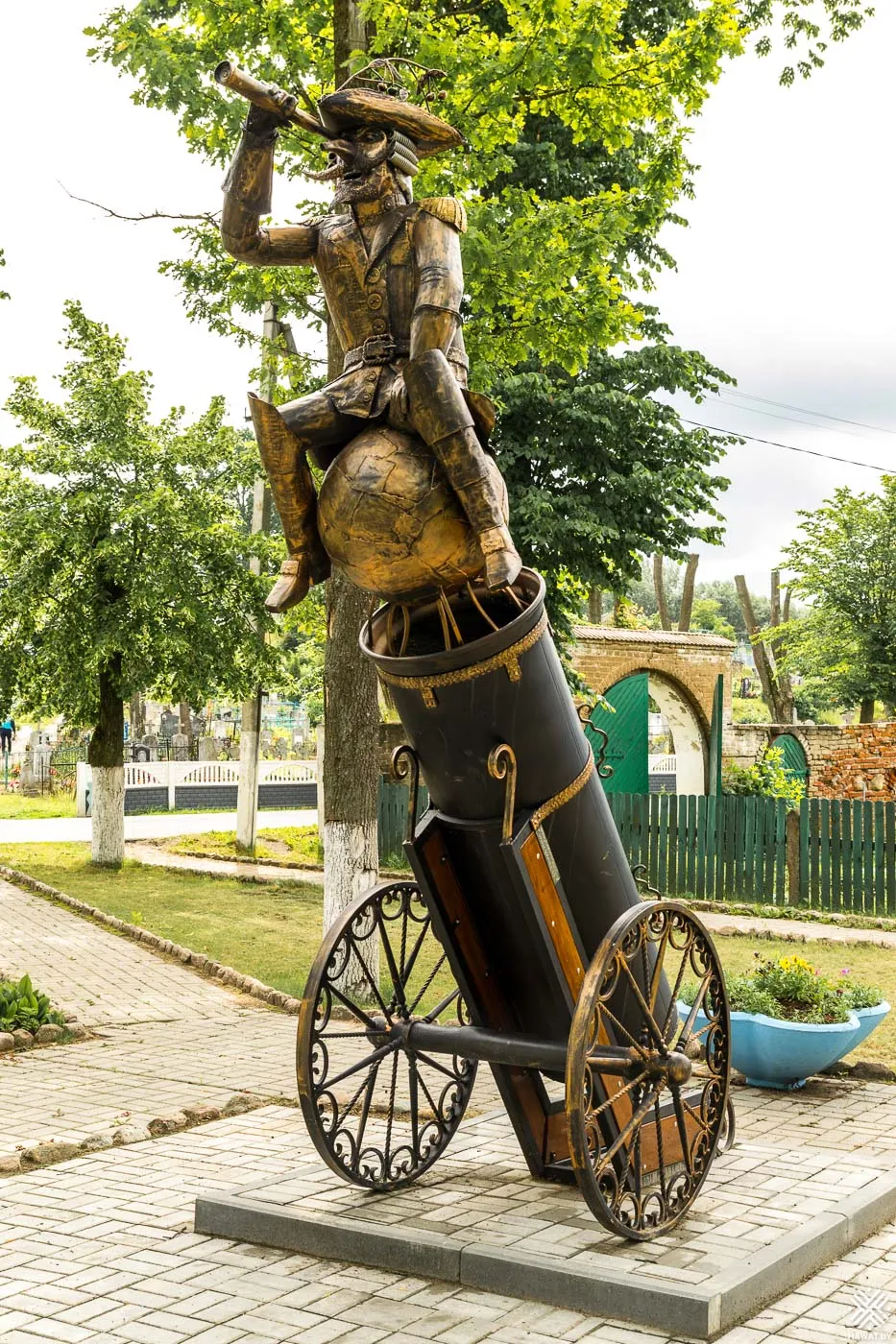Памятник барону Мюнхгаузену в Глубоком