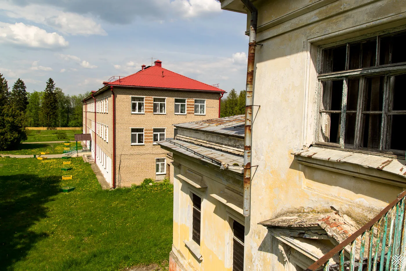 Кирпичный переход к усадьбе