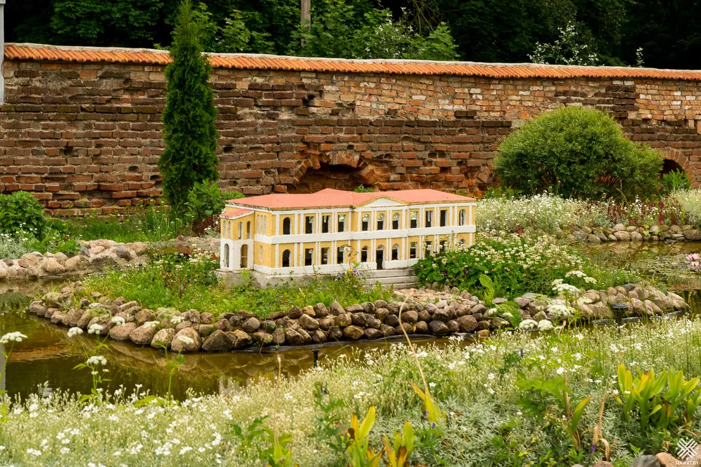 Макет здания в парке, Лучай