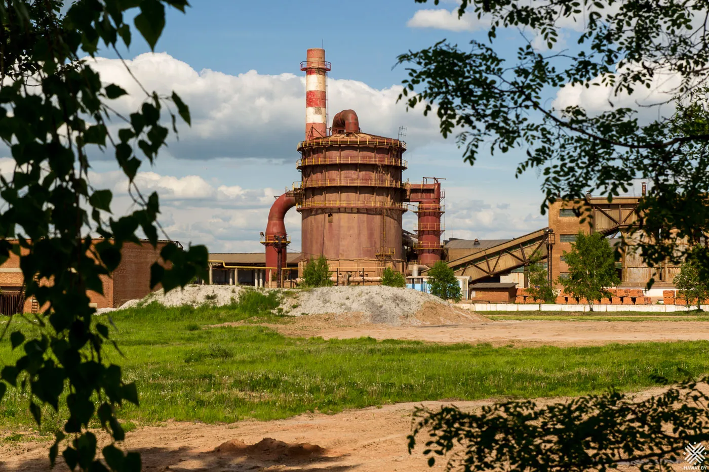 Печь Обольского завода среди зелени