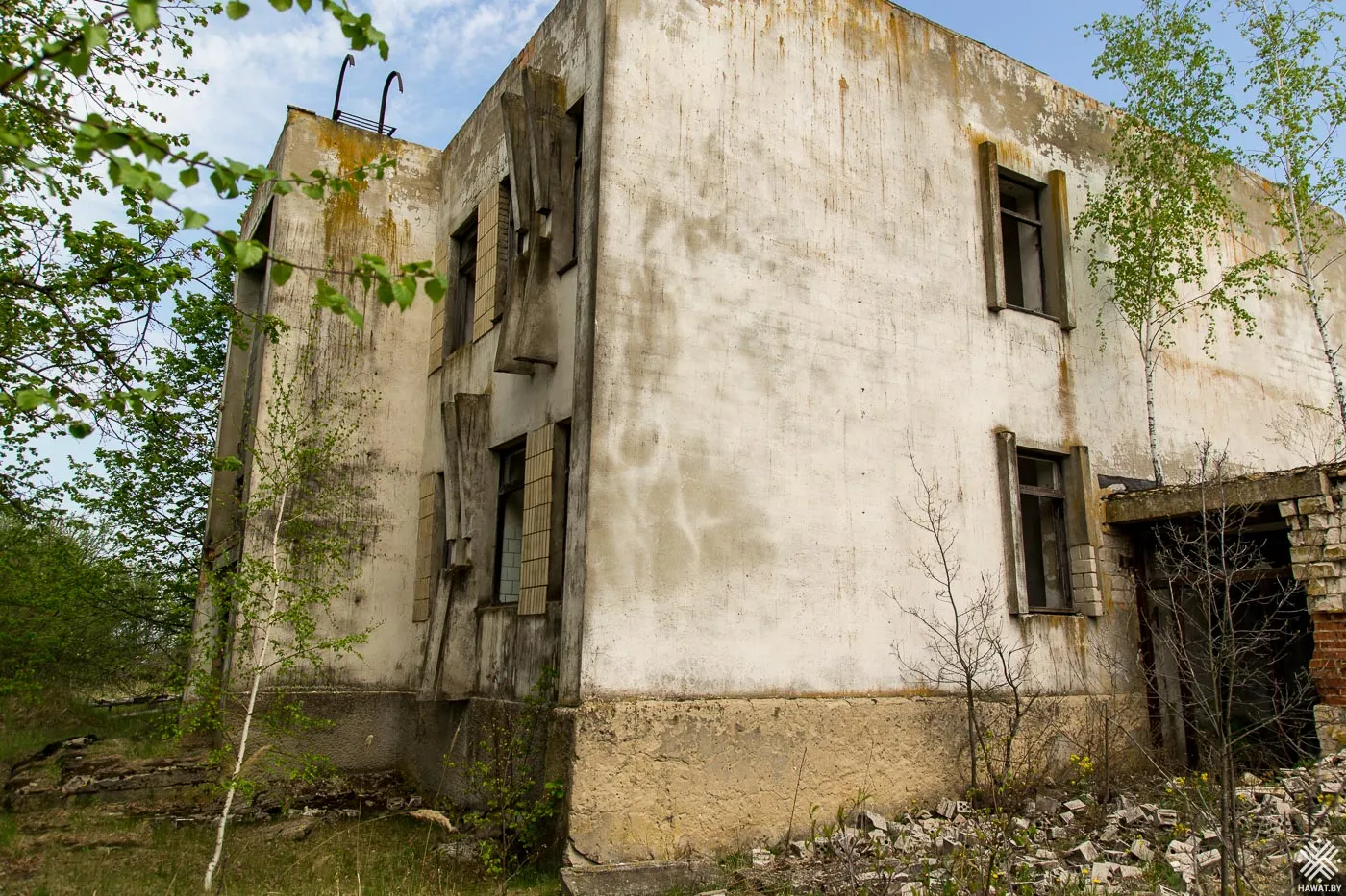 Заброшенное административное здание