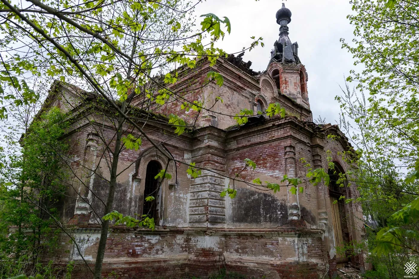 Стены церкви святого Николая среди деревьев