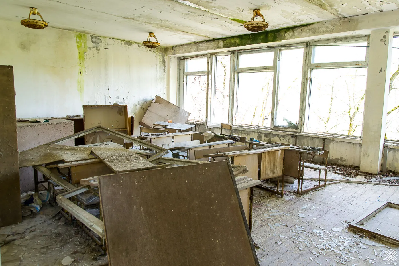 Сломанные парты в классе заброшенной школы