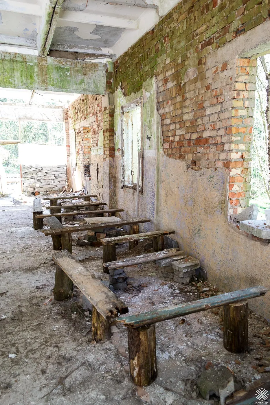 Скамейки и столы внутри заброшки