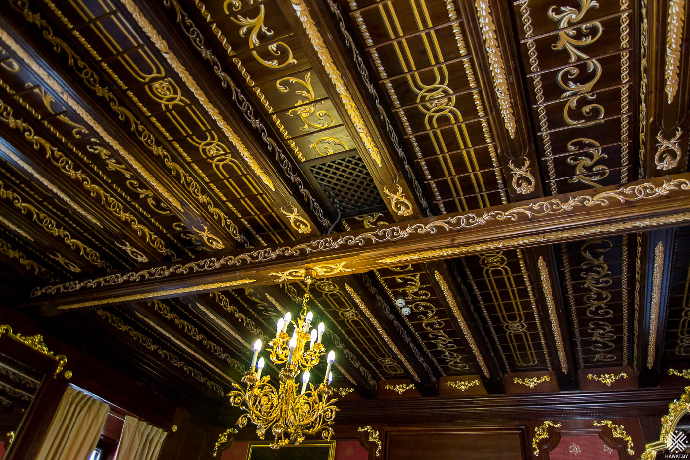 Деревянный потолок с сусальным золотом