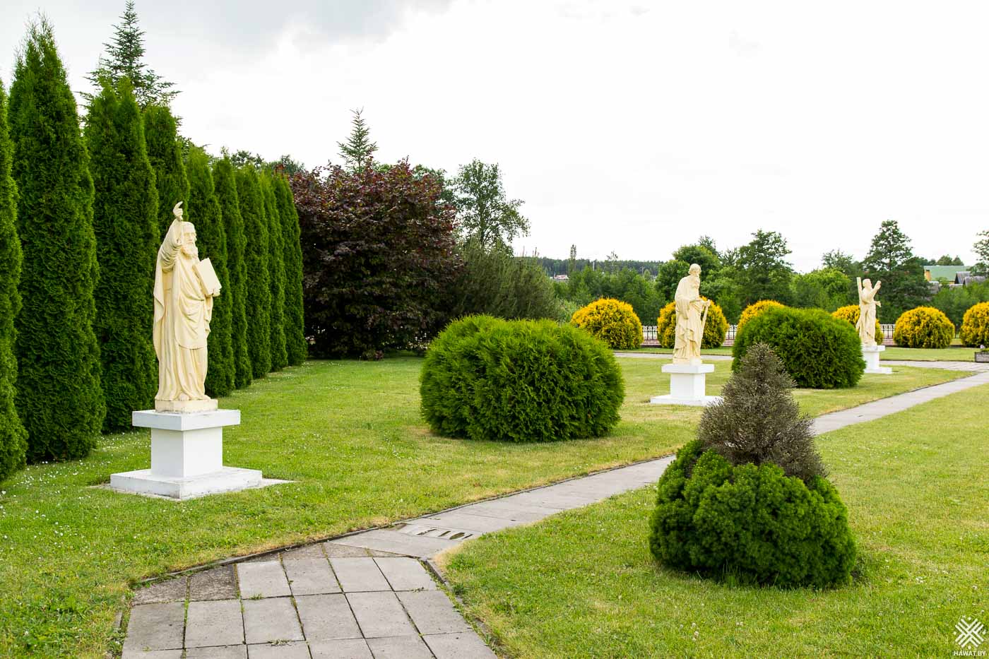 Статуи в парке костёла