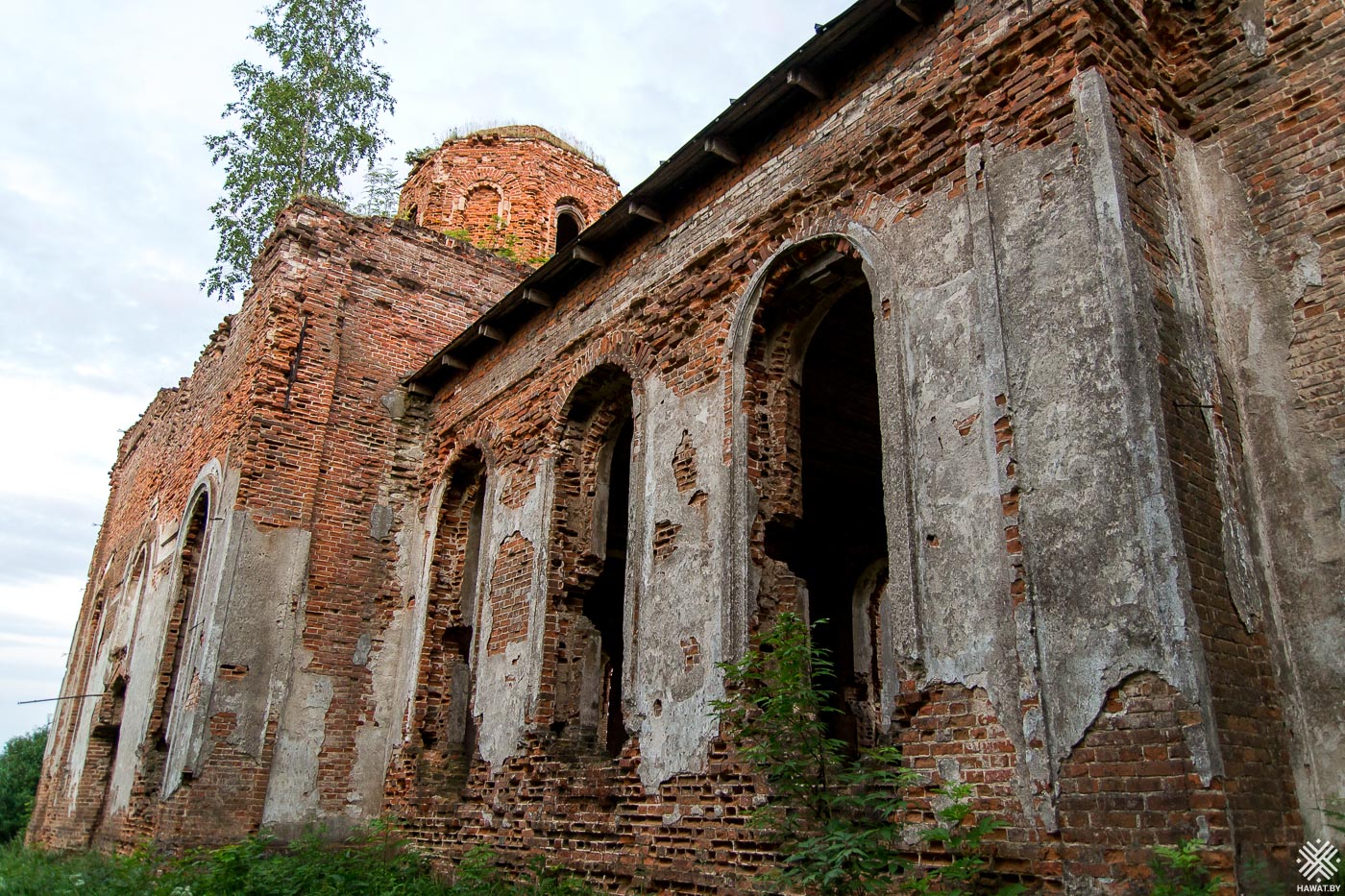 Фасад заброшенной церкви