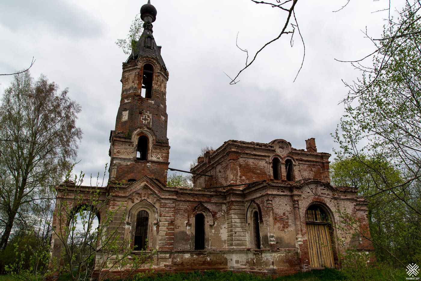 Заброшенная церковь в деревне Слободка