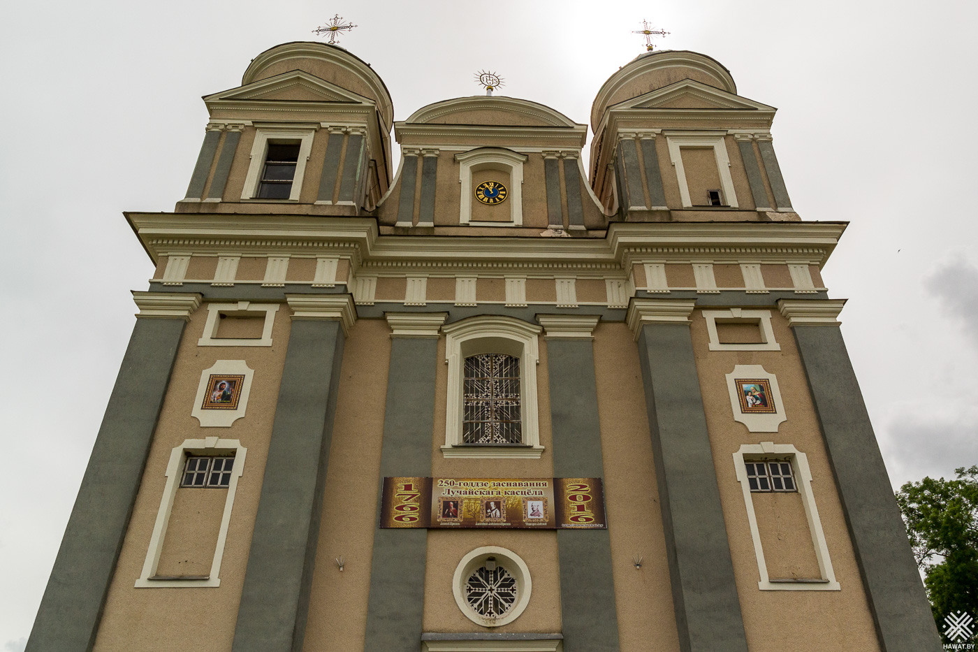 Главный фасад костёла святого Тадеуша
